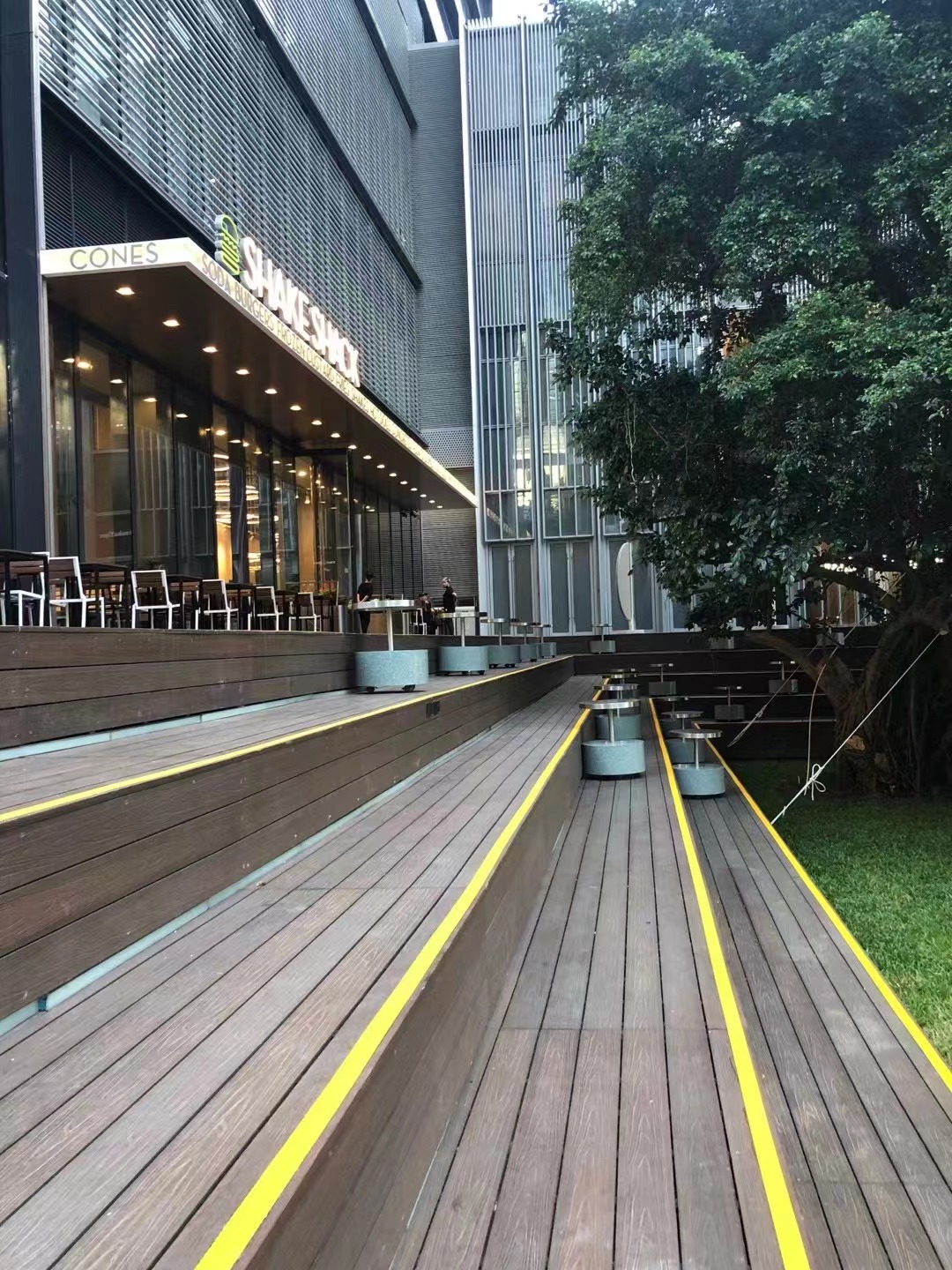 深圳第一家美國高級(jí)漢堡shakeshack漢堡地面防滑貼　　